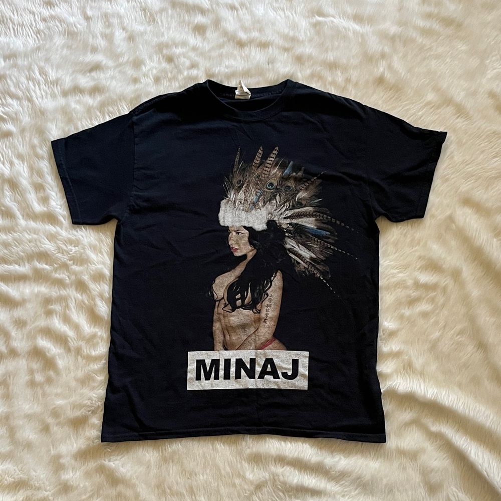 Gildan Black Graphic Tee with Artistic Design